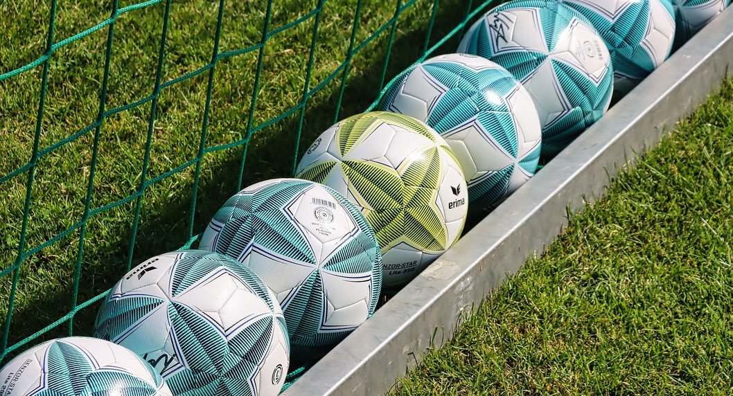 Fußbälle in einem Tor