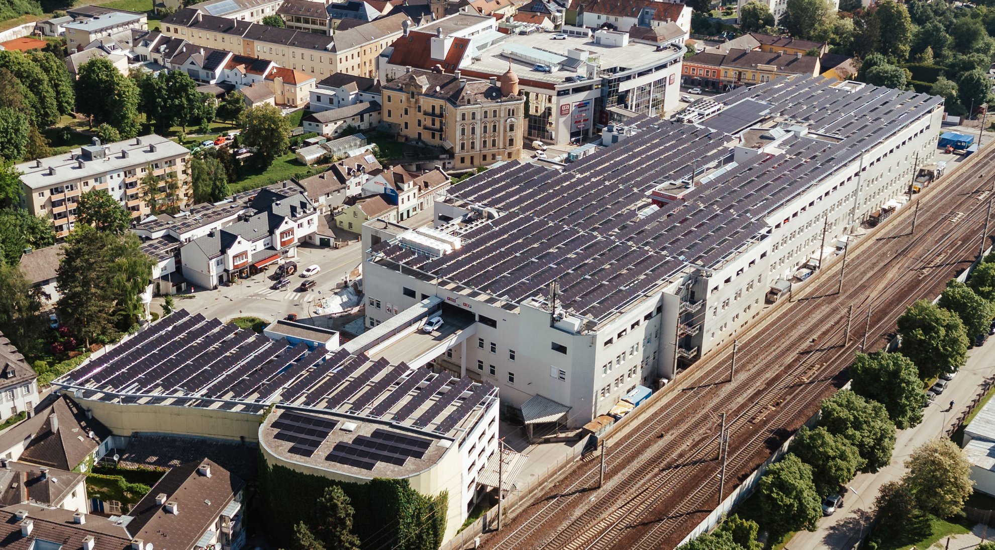 CCA von oben mit Blick auf die Photovoltaikanlage