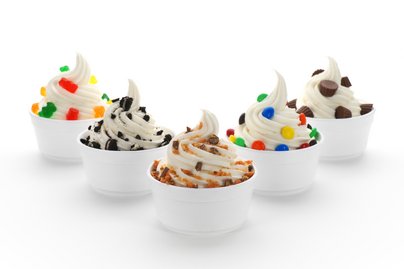 Fünf Becher mit Frozen Joghurt inkl. Topping 