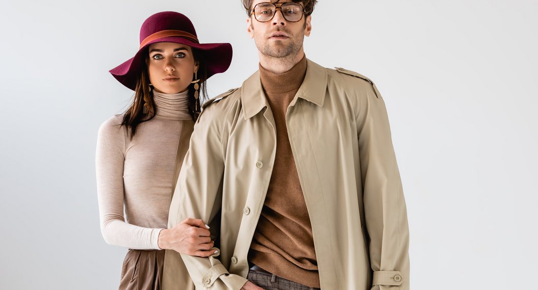 ein Mann und eine Frau in beige gekleidet