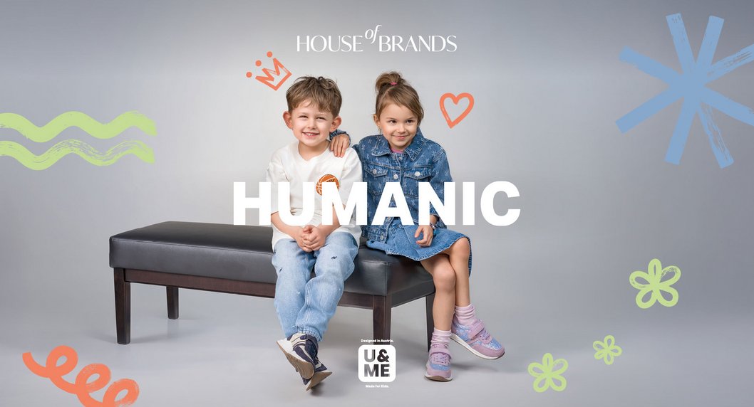 Zwei Kinder machen Werbung für Schuhe