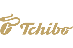Das Logo Tchibo in Gold auf einem weißen Hintergrund, links davon eine Kaffeebohne in Gold.
