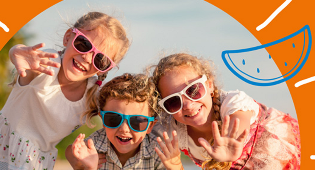 3 Kinder mit Sonnenbrillen vor orange-blauem Hintergrund mit einer gezeichneten Wassermelone