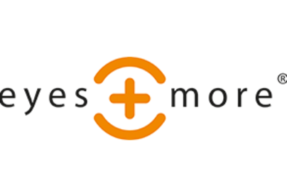 weißes Logo mit schwarzer Schrift "eyes more", dazwischen ein oranges Plus-Zeichen umrandet von einem orangen Kreis