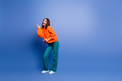 Frau in orangenem Pullover