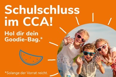 3 Kinder mit Sonnenbrillen vor orangenem Hintergrund 