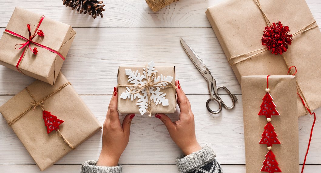 Geschenk-Packerl mit Händen