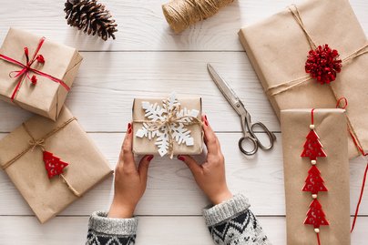 Geschenk-Packerl mit Händen