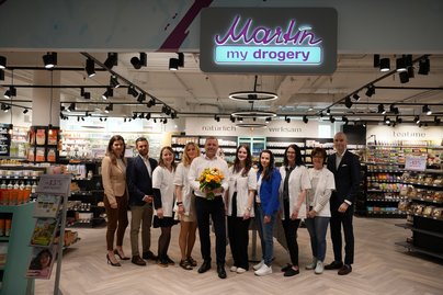 Gruppe von Menschen mit Blumenstrauß bei der Eröffnung von Martin my drogery 