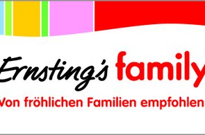 Das Logo Ernsting's in schwarz, family in rot mittig auf weißem Hintergrund mit mittiger Schrift drunter in rot Von Fröhlichen Familien empfohlen.
