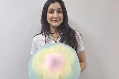 Frau mit Zuckerwatte 