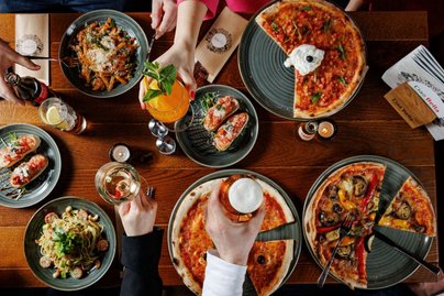 ein Tisch von oben mit italienischem Essen