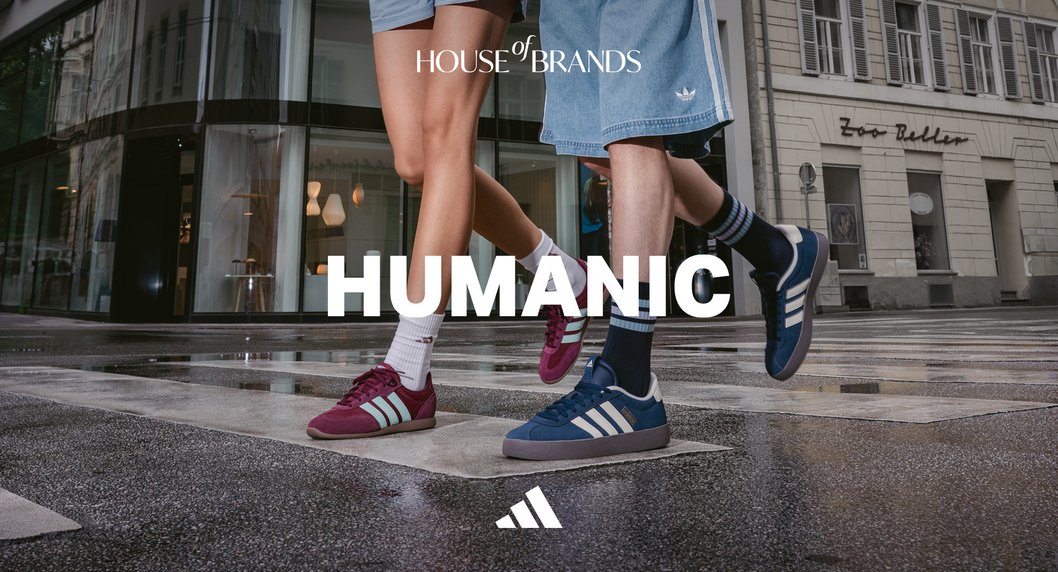 Beine mit adidas Schuhen