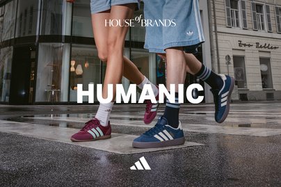 Beine mit adidas Schuhen