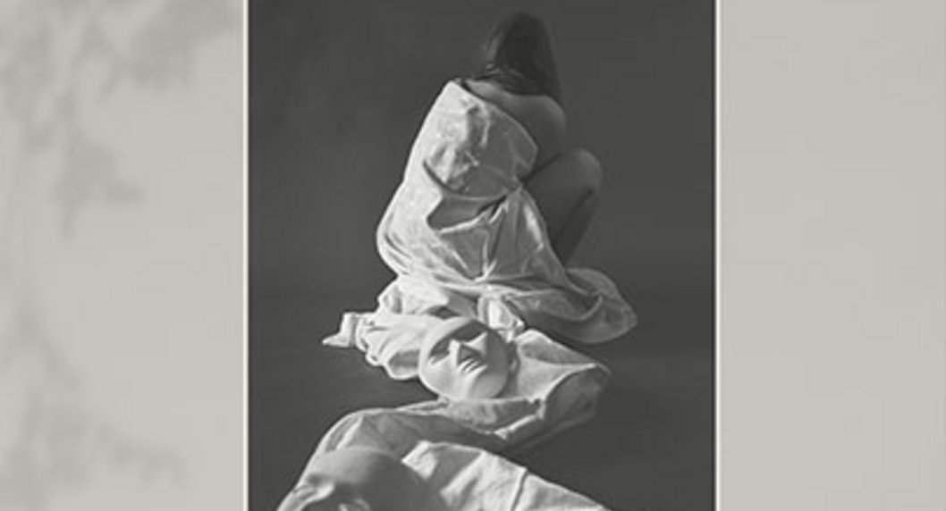 Frau in schwarz-weiß