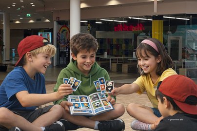 KI generiertes Bild von Kindern, die Sticker tauschen
