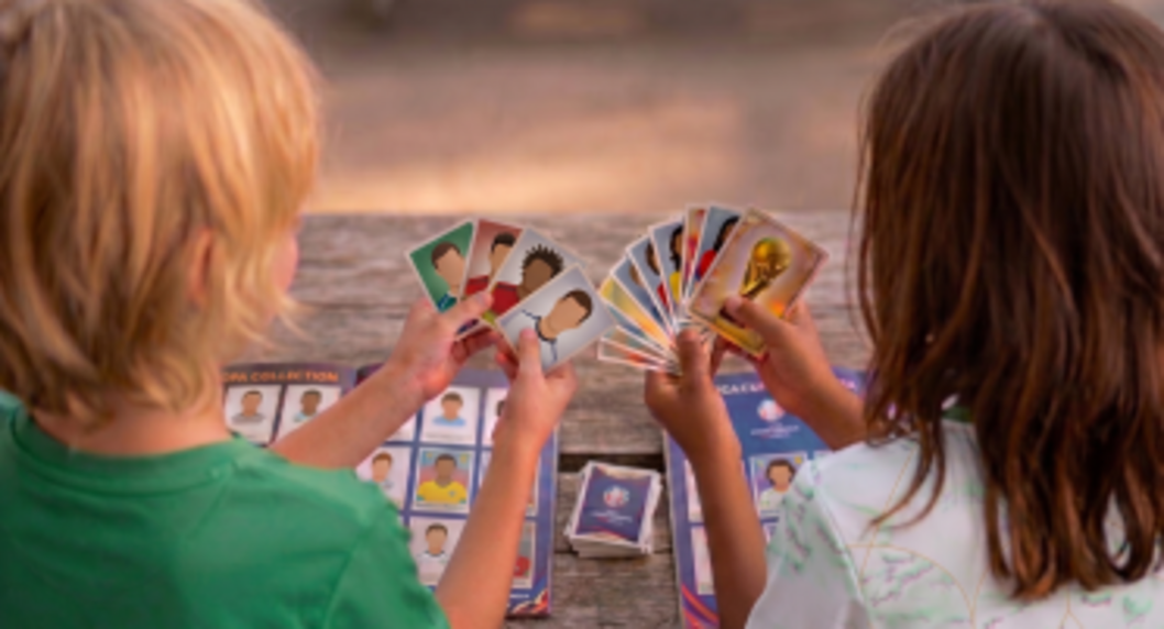 Kinder die mit Karten spielen