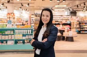 stellvertretende Center Managerin Sylvia Putschögl vor einem Store