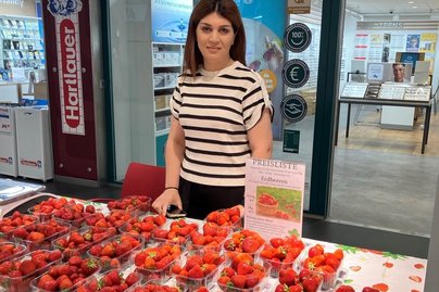 Erdbeeren im CCA mit Frau
