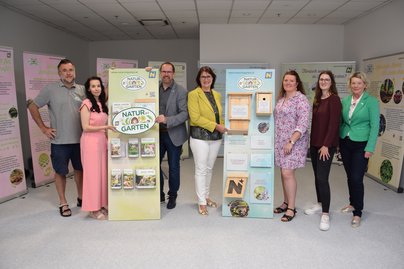 Natur im Garten Wanderausstellung - Eröffnung mit Gruppe von Menschen 