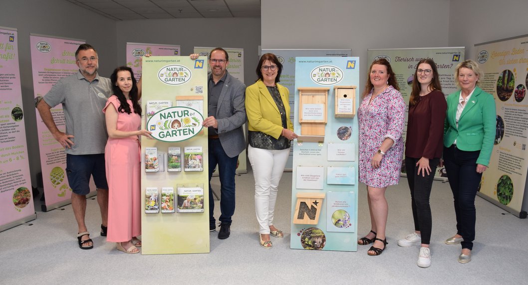 Natur im Garten Wanderausstellung - Eröffnung mit Gruppe von Menschen 